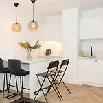 Three Private Near Port Of By Flat Mаnager فارنا