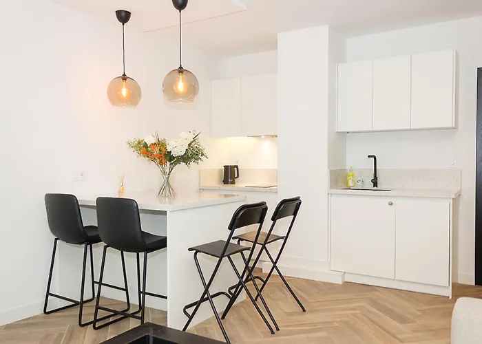 Three Private Near Port Of By Flat Mаnager וארנה