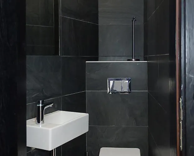 Three Private Near Port Of By Flat Mаnager וארנה